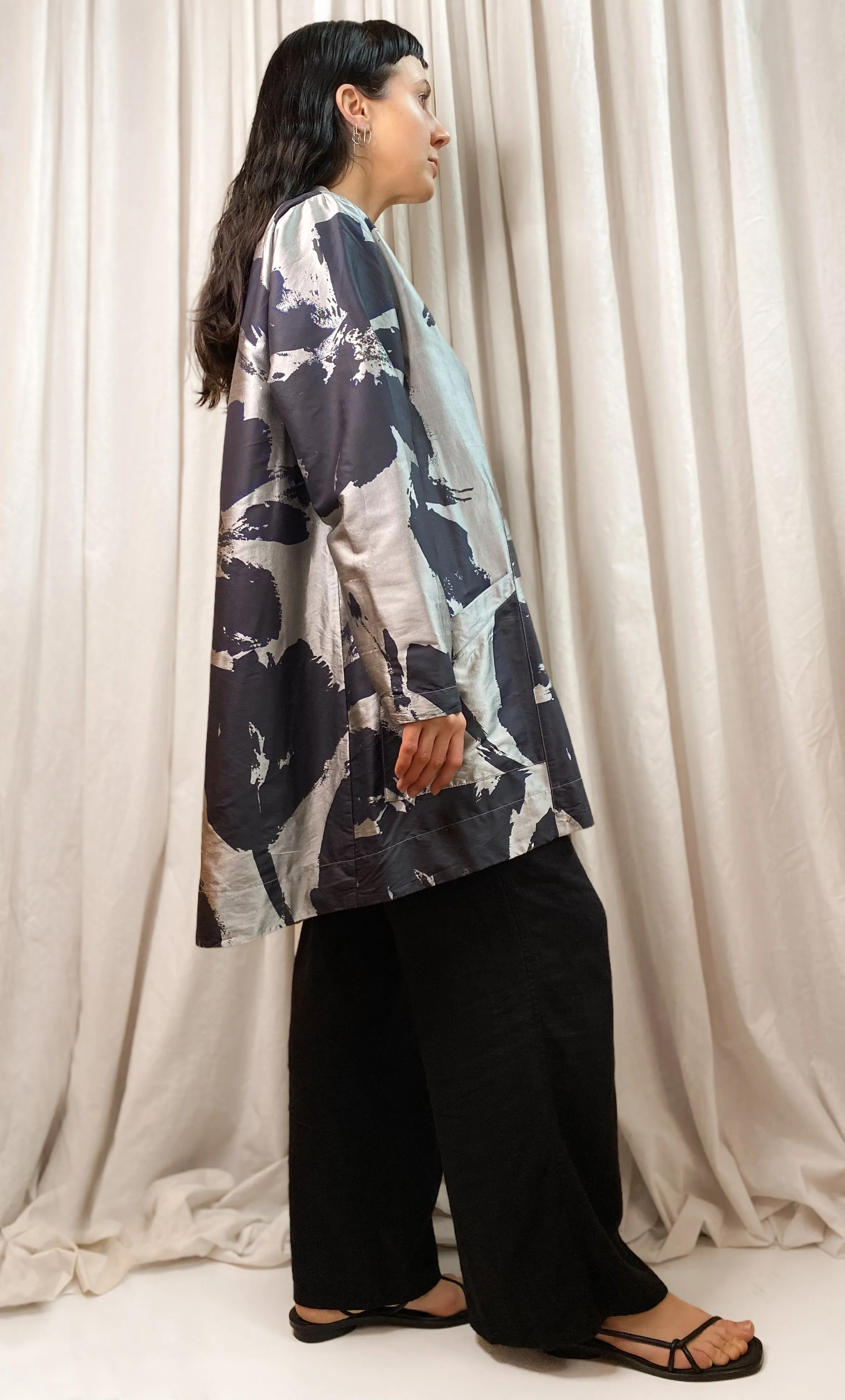 • PRE-LOVED • Silk Printed Shirt Jacket [ Silver Grey, Navy Blue, Size Large ]